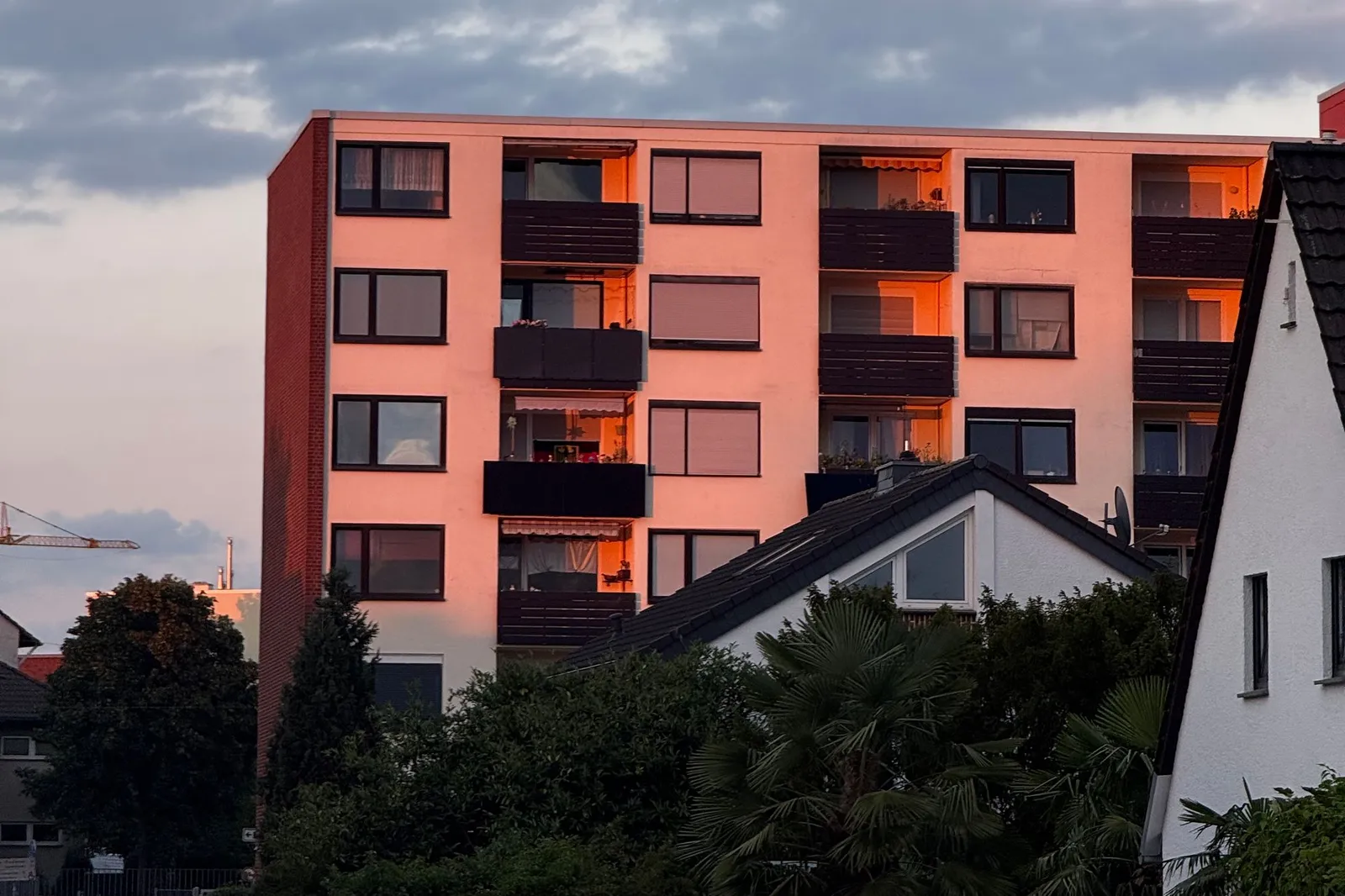 Mehrfamilienhaus mit Balkonen in der Abendsonne